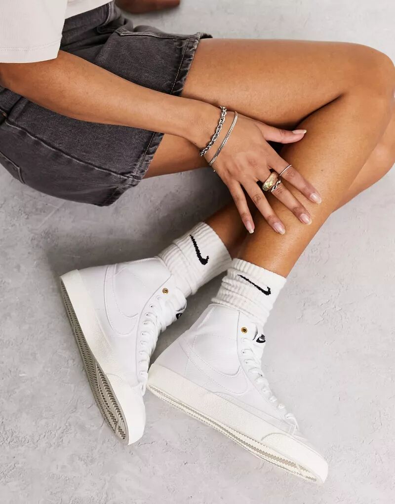 Белые кроссовки средней высоты из парусины Nike Blazer