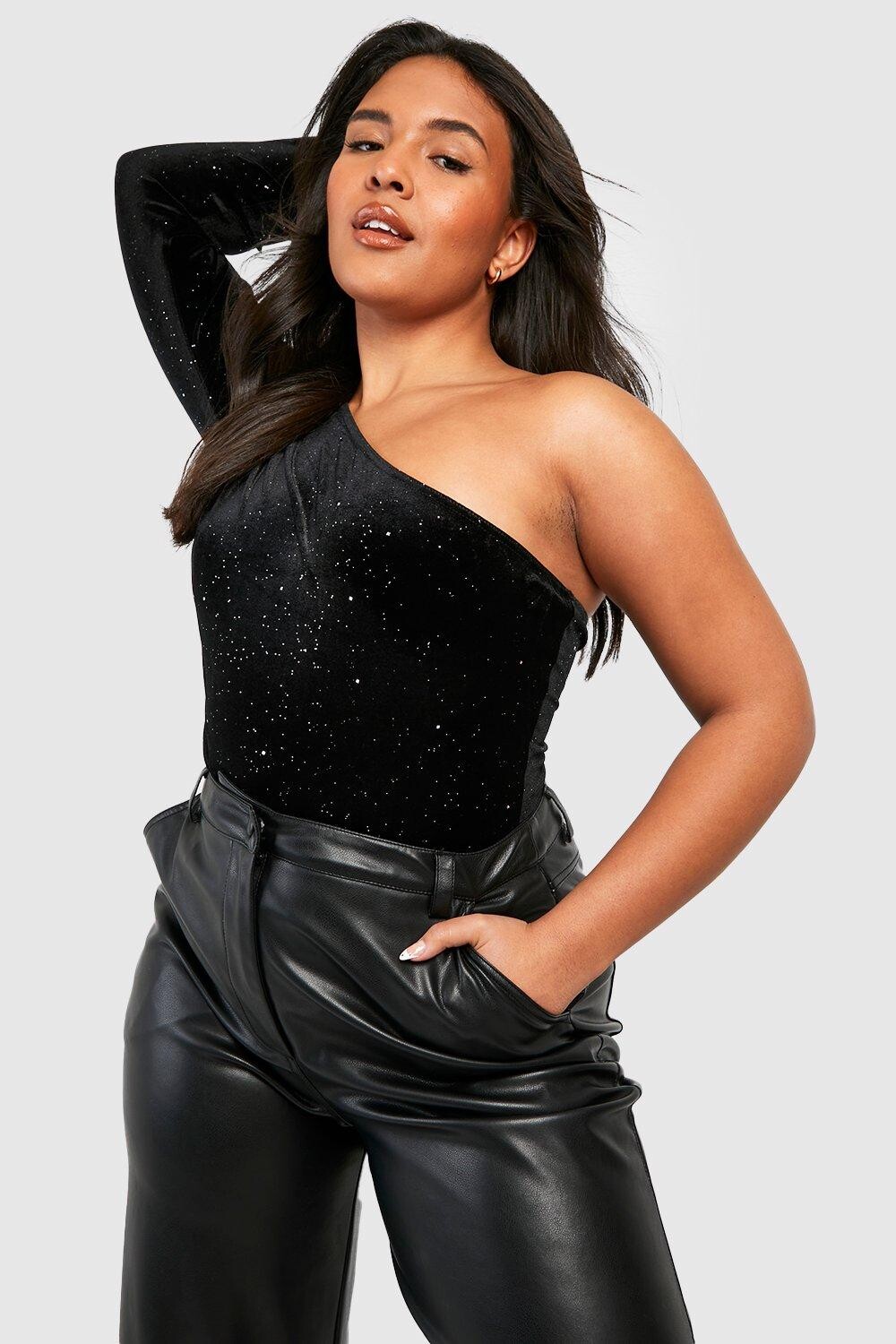 

Бархатное боди с блесками plus one плечо Boohoo, черный