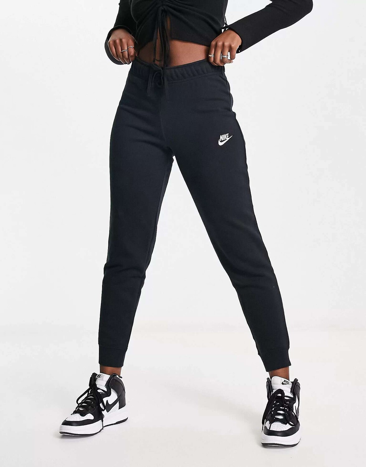 

Черные джоггеры скинни Nike Club