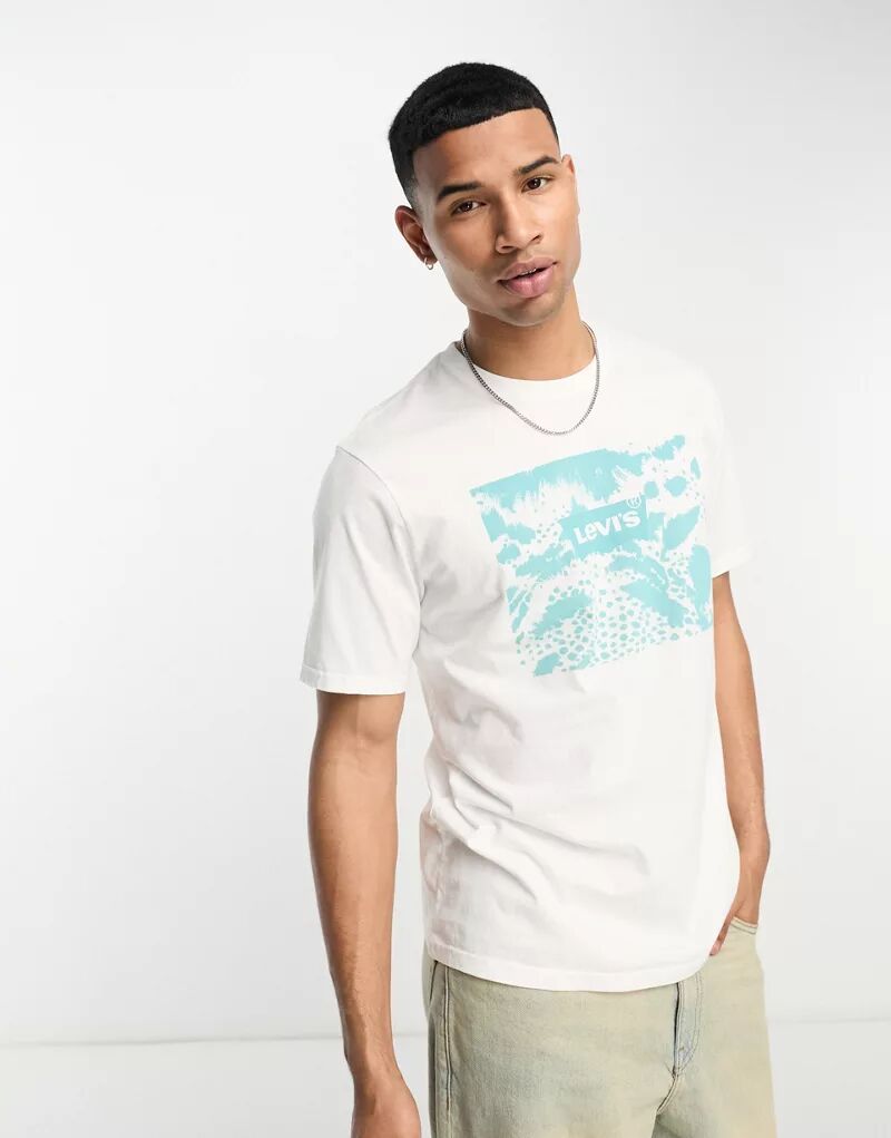 Белая футболка Levi's с логотипом на груди цена и фото