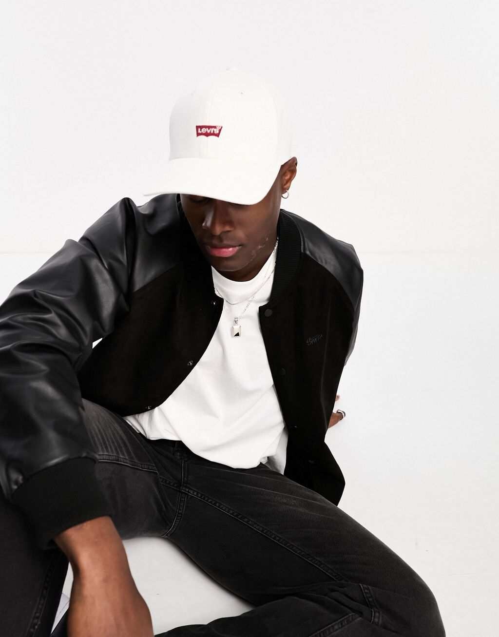

Белая кепка Levi's с логотипом в виде крыла летучей мыши