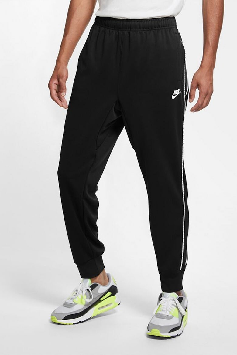 

Спортивные брюки с повтором и логотипом Nike, черный