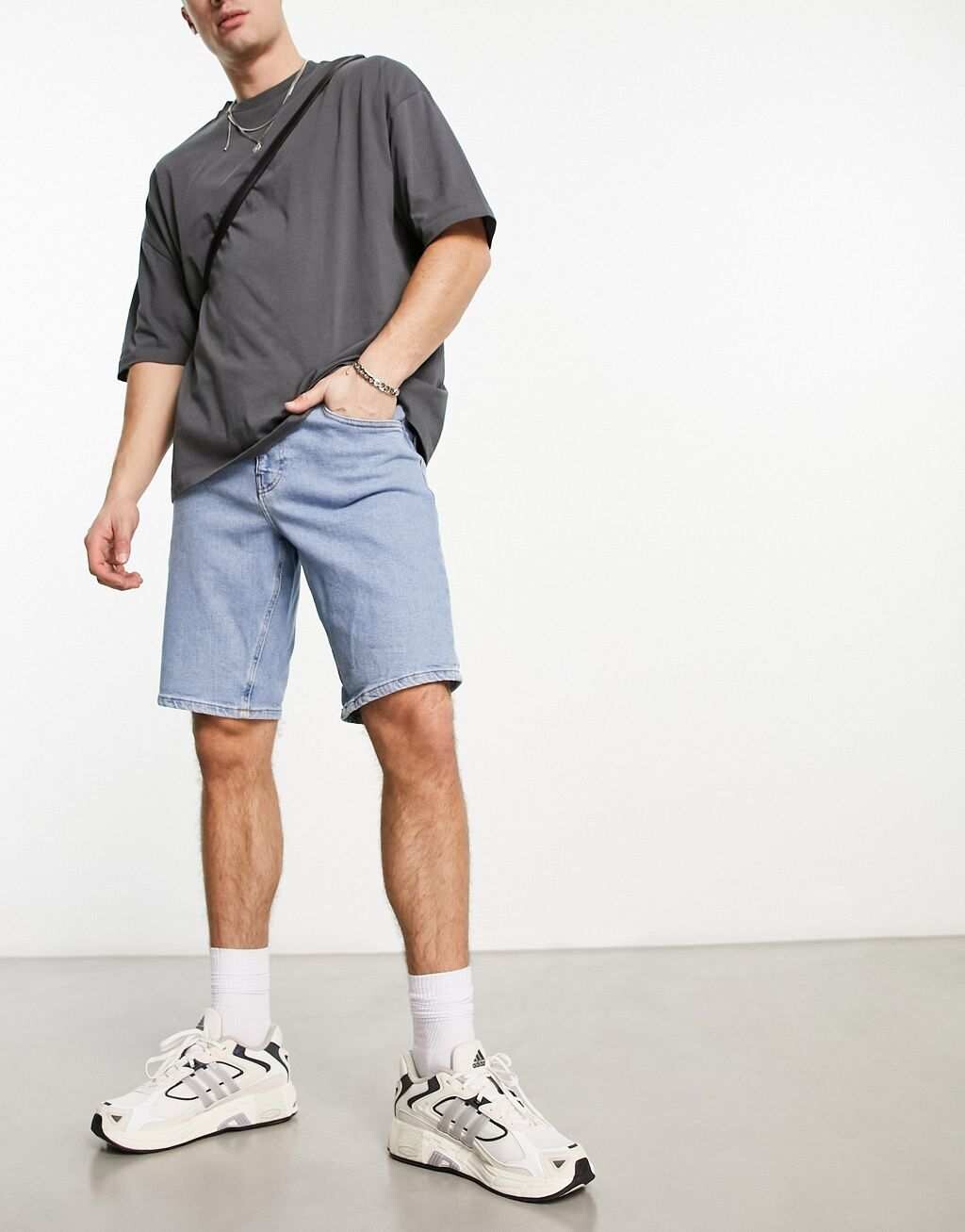

Светло-голубые узкие джинсовые шорты средней длины ASOS DESIGN