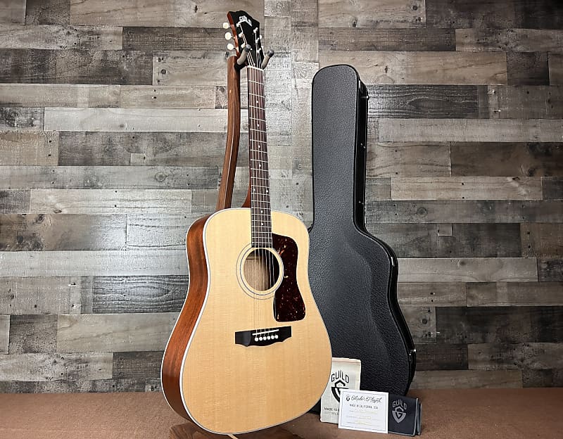 Акустическая гитара Guild D-40 Standard Dreadnought Acoustic Guitar - Natural w/ Deluxe Guild Hardshell Case цена и фото