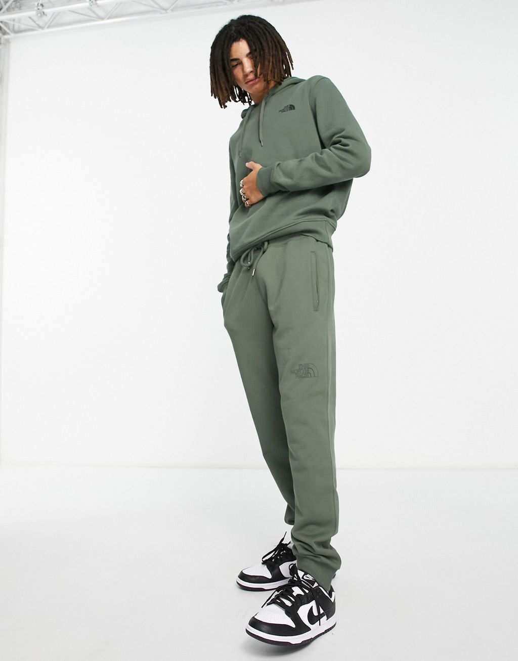 

Хлопковые джоггеры цвета хаки The North Face Drew Peak