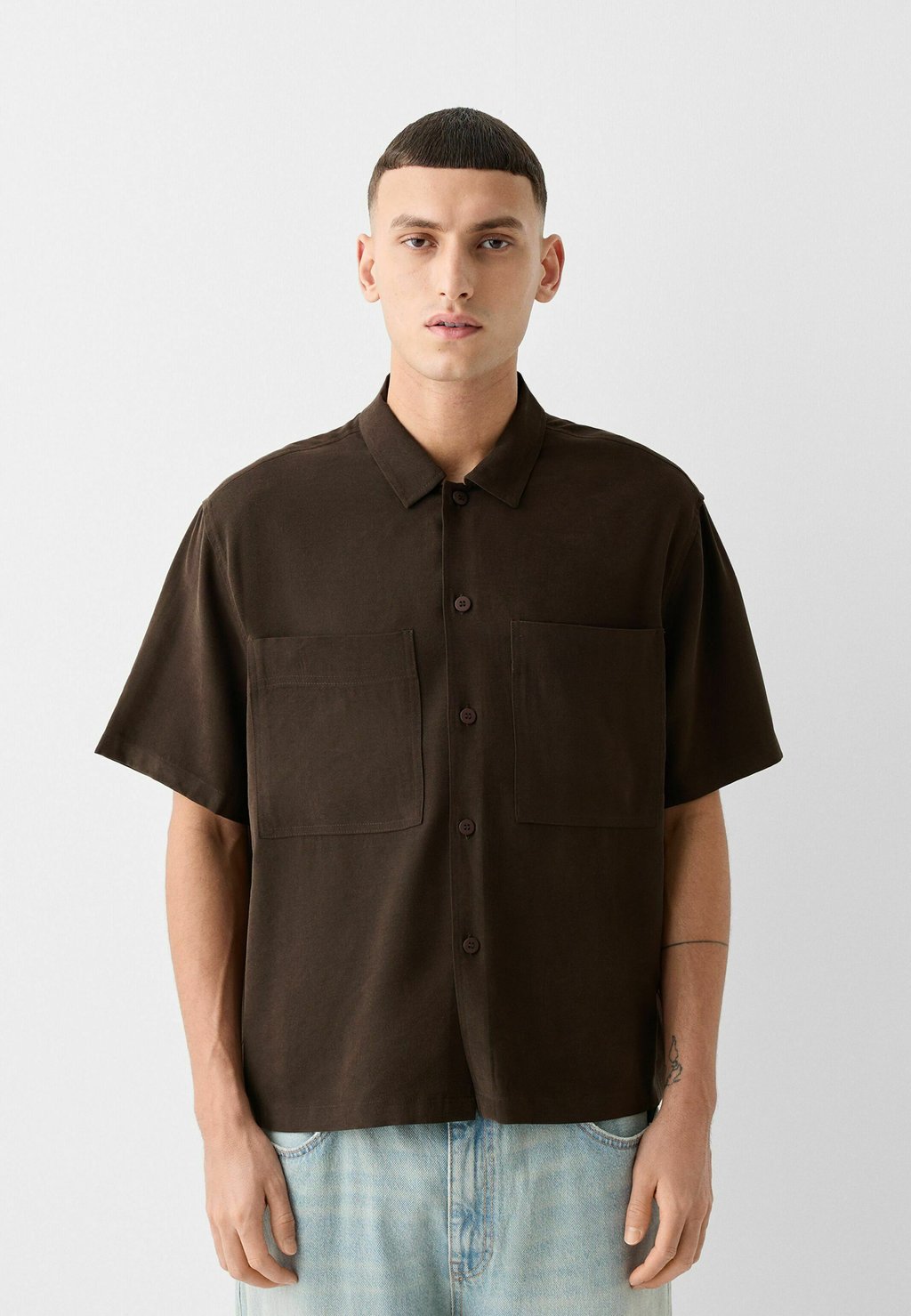 Рубашка SHORT SLEEVE TAILORED BOXY FIT Bershka, цвет dark brown