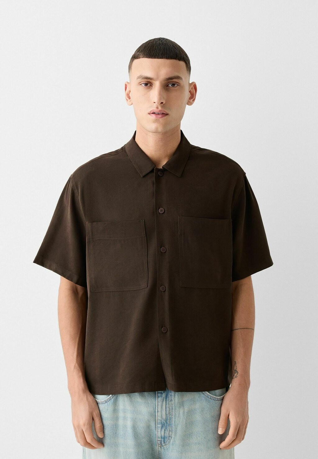 

Рубашка SHORT SLEEVE TAILORED BOXY FIT Bershka, цвет dark brown