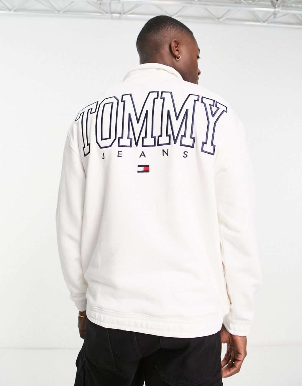

Tommy Jeans Эксклюзивный белый свитшот свободного кроя с логотипом ASOS на спине и полумолнией на спине