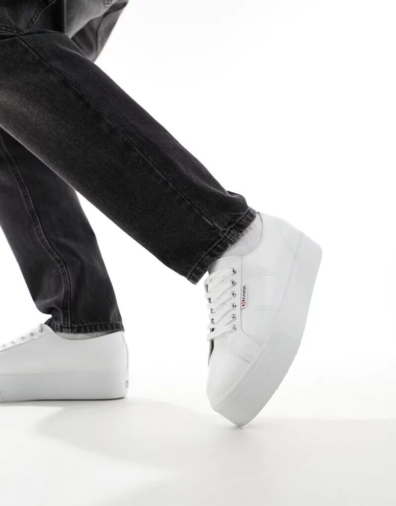 

Белые кроссовки Superga на платформе