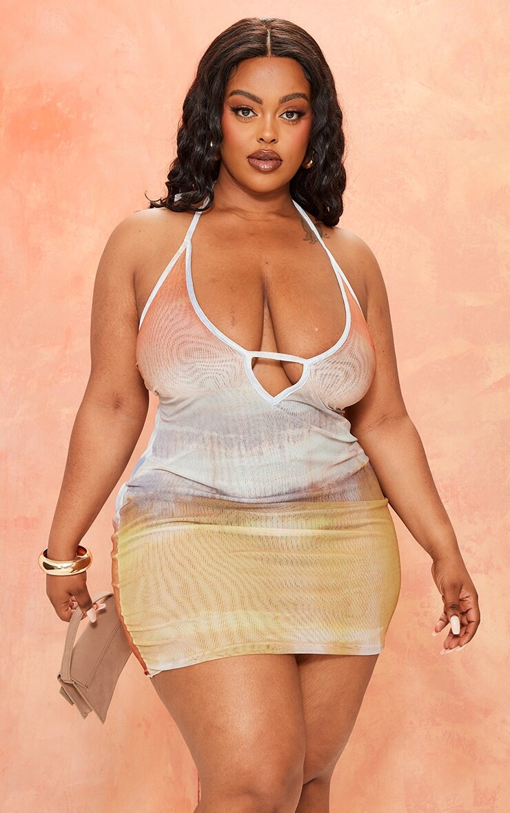 

PrettyLittleThing Плюс Коричневое облегающее платье из сетчатой ​​ткани с воротником-халтер и принтом, Коричневый