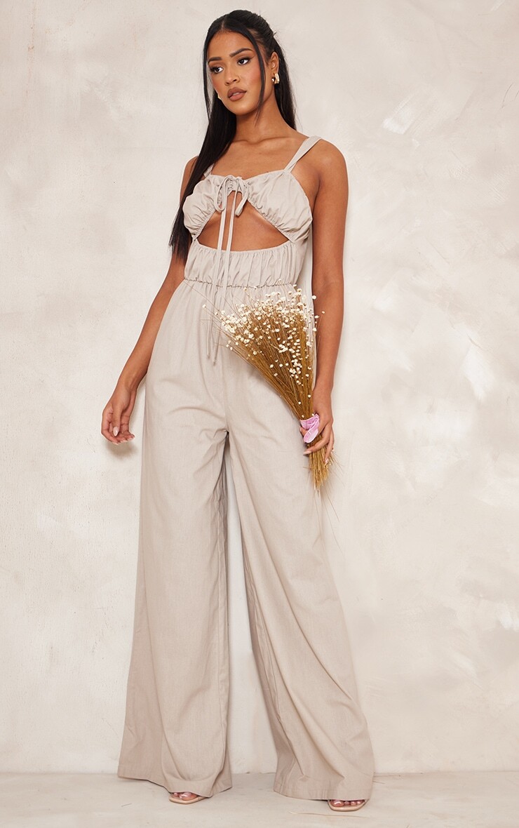

PrettyLittleThing Высокий бежевый льняной комбинезон с вырезами и очень широкими штанинами