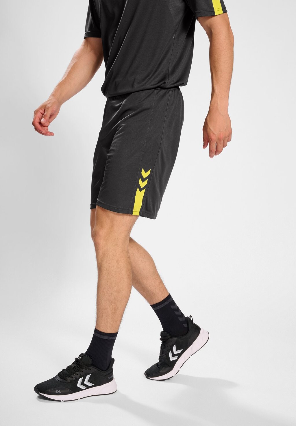 

Спортивные шорты Hummel, антрацит