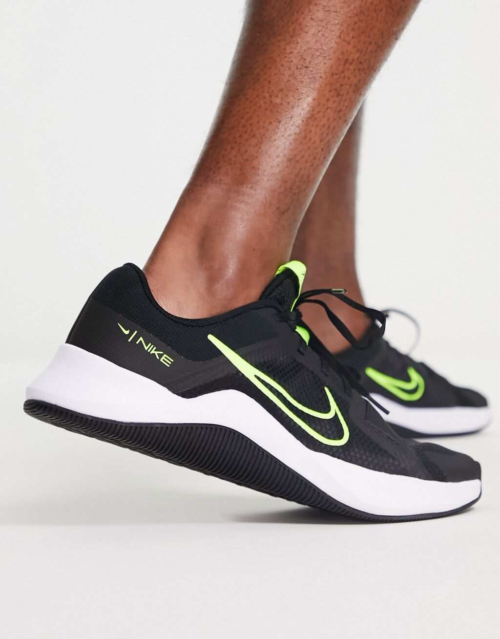 

Черные и вольтовые кроссовки Nike Training MC 2