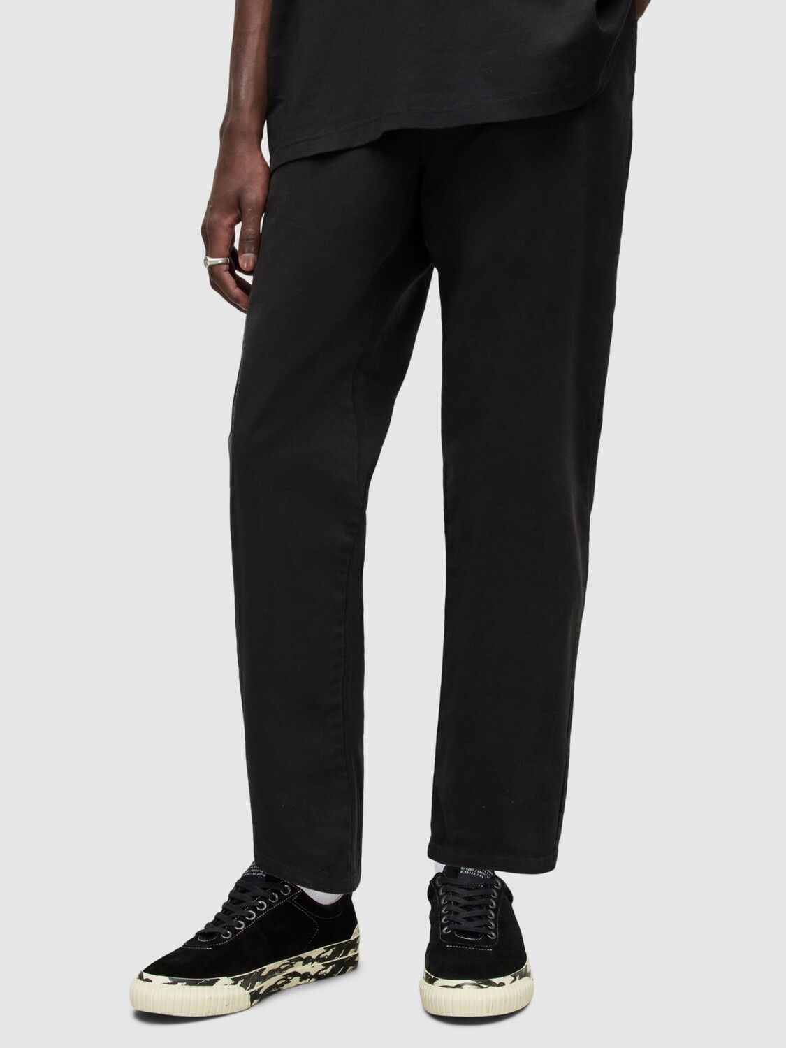 

Брюки-чиносы скинни AllSaints Walde, черный кото