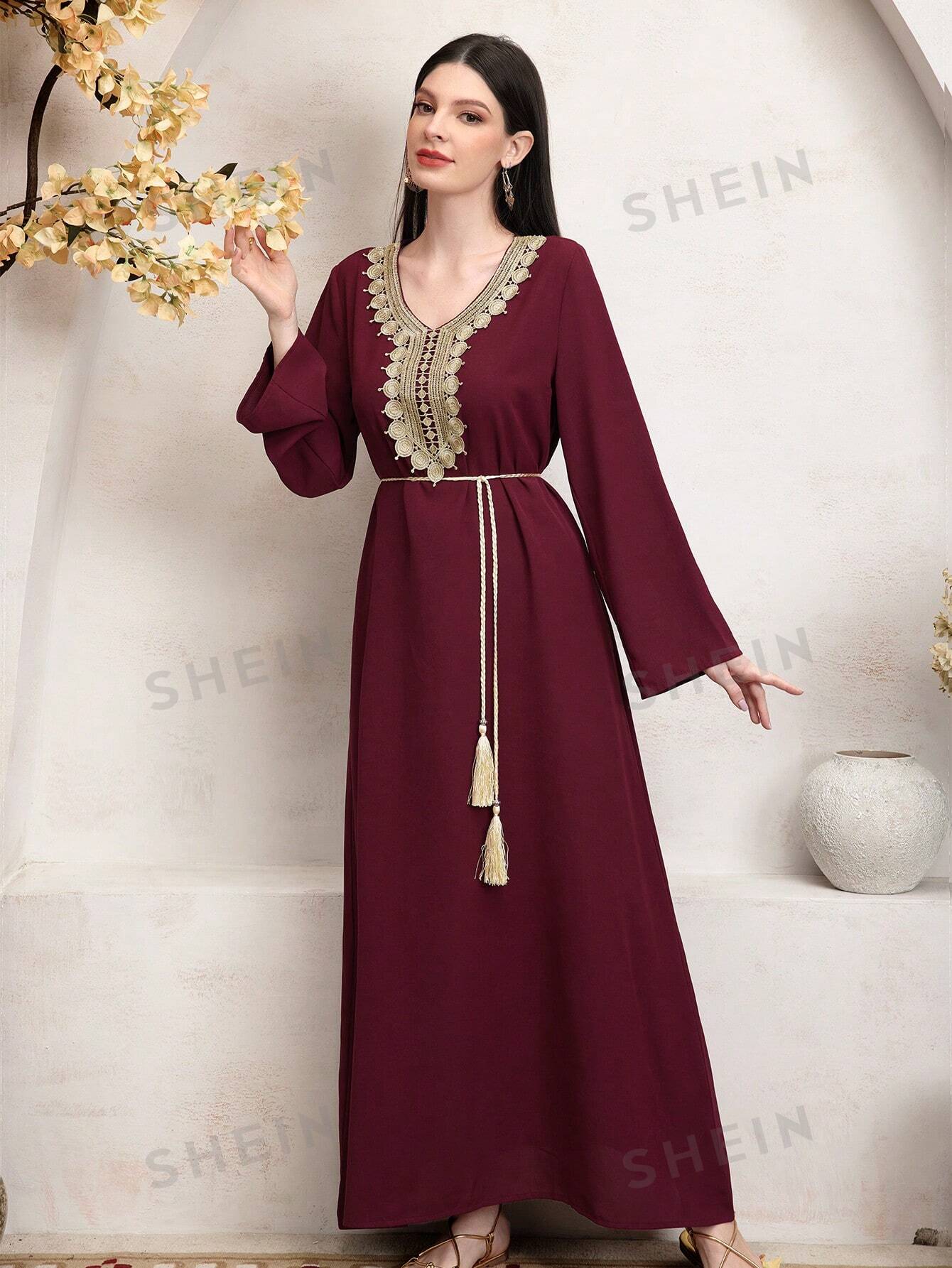 цена SHEIN Najma Кафтан с длинными рукавами и V-образным вырезом с цветными блоками и вышитой аппликацией, красный