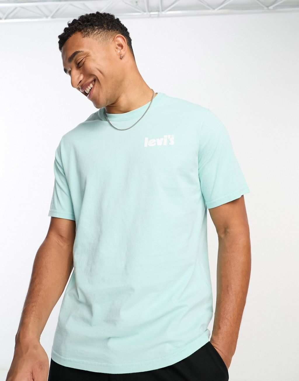 

Футболка Levi's пастельно-зеленого цвета с логотипом-постером