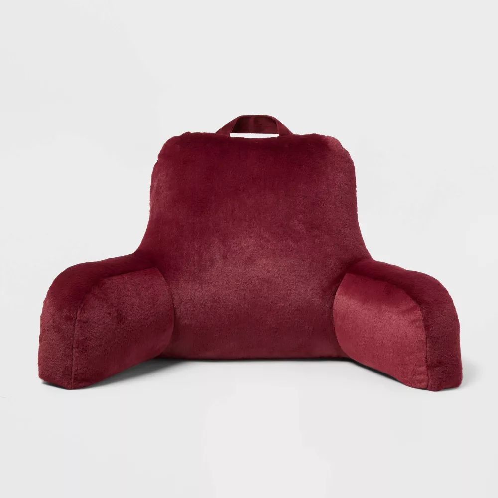 

Подушка из искусственного меха бордового цвета - Room Essentials, цвет Burgundy