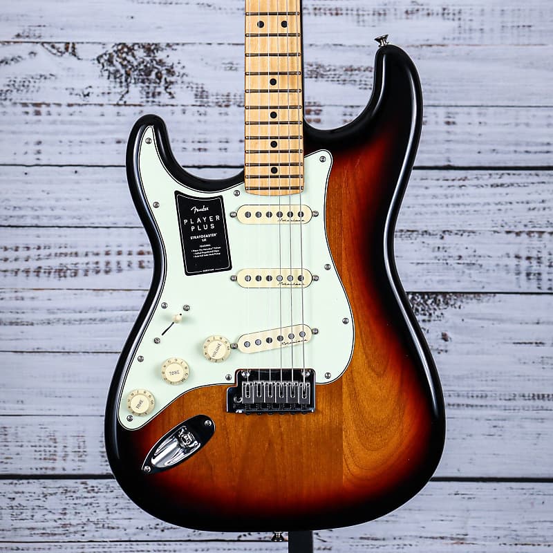 fender player stratocaster left handed 2022 3 tone sunburst с кленовой накладкой Электрогитара Fender Player Plus Stratocaster Left-Handed | 3-Color Sunburst