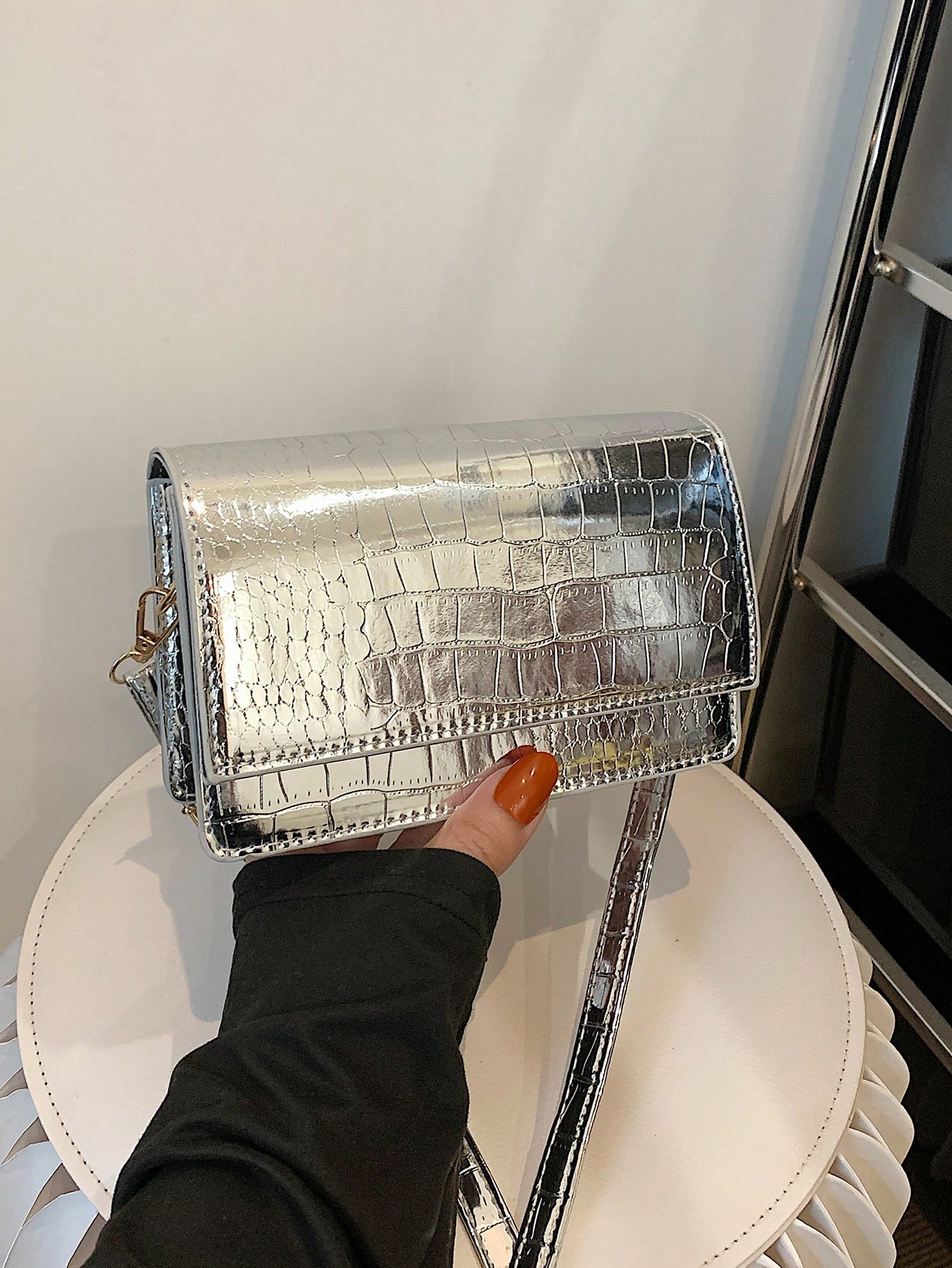 Миниатюрная квадратная сумка с тиснением под крокодиловую кожу металлик, серебро