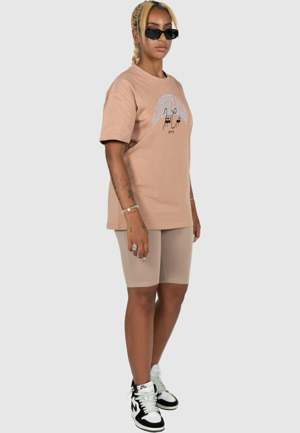 

Футболка с принтом INTERNATIONAL X HEAVY OVERSIZED MJ Gonzales, песочный
