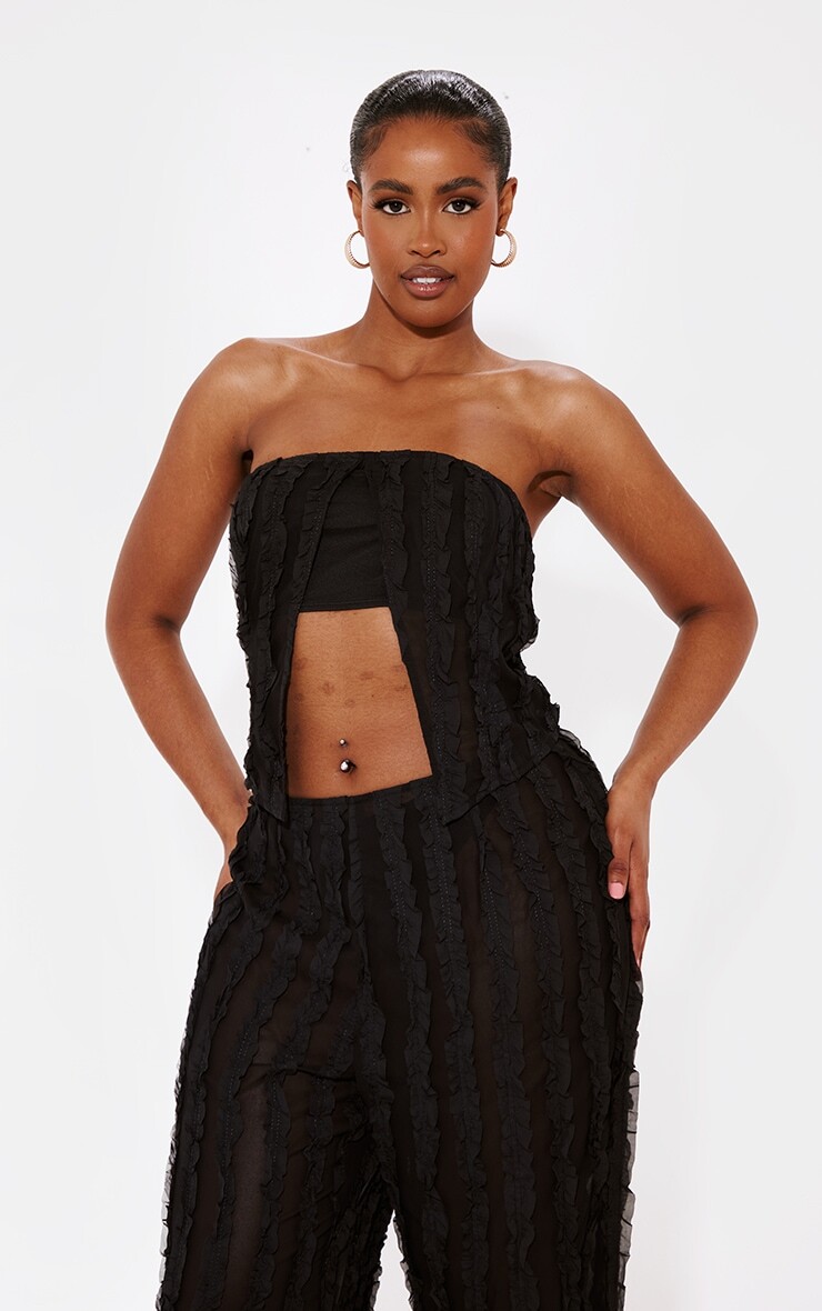 

PrettyLittleThing Черный укороченный топ-бандо с тканой оборкой Shape