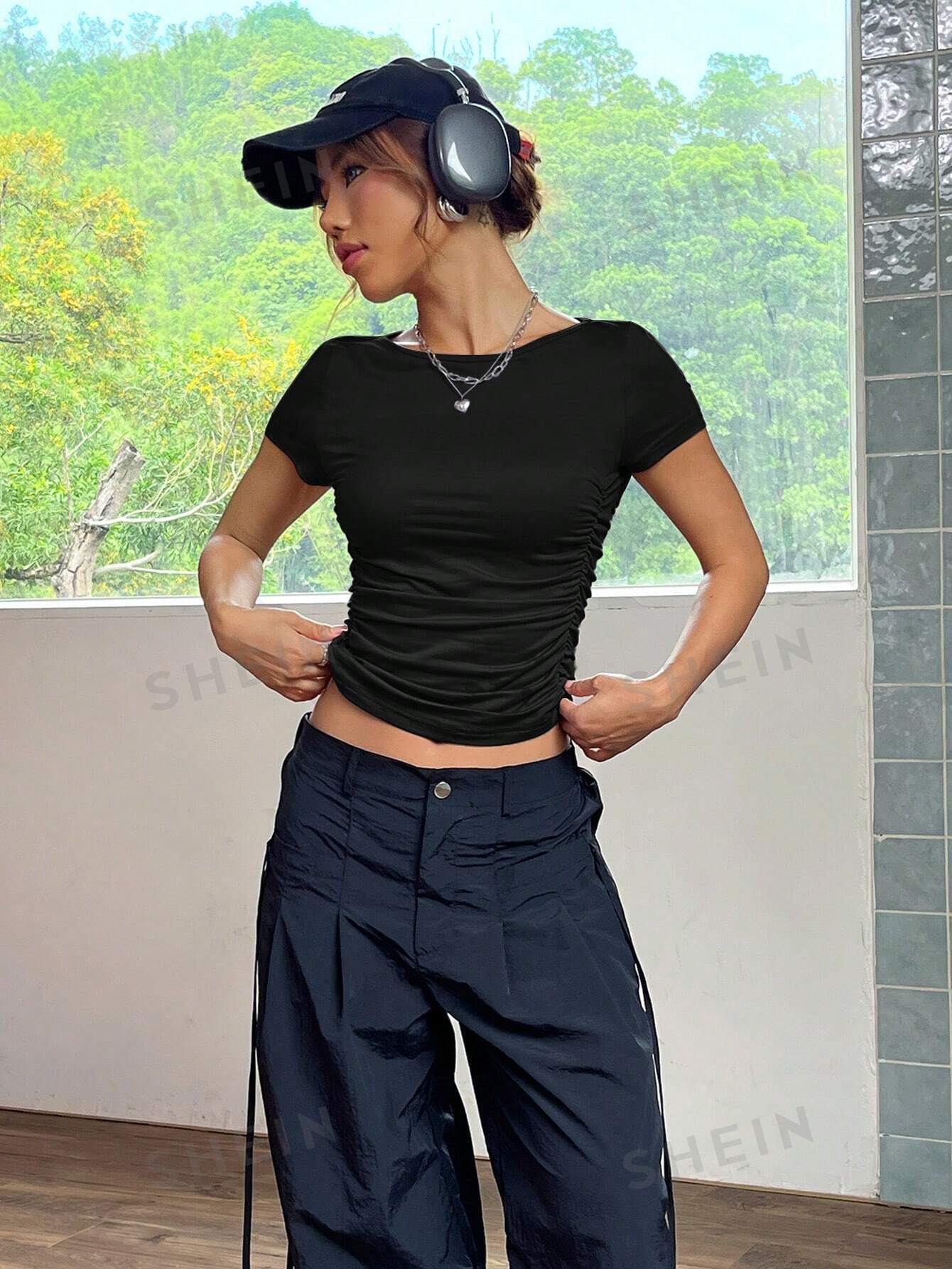 SHEIN EZwear Облегающая плиссированная футболка с короткими рукавами, черный