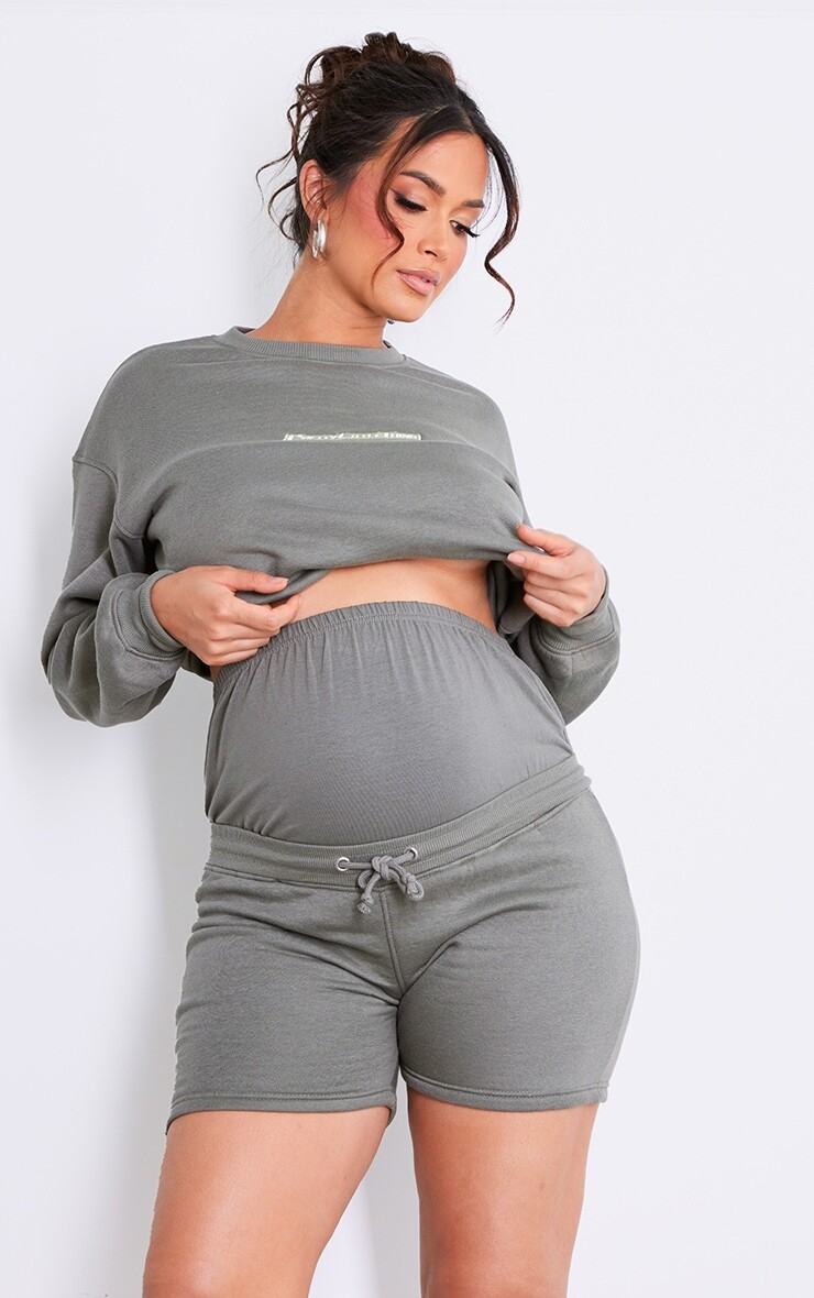

PrettyLittleThing Оливковые спортивные шорты с рисунком для беременных