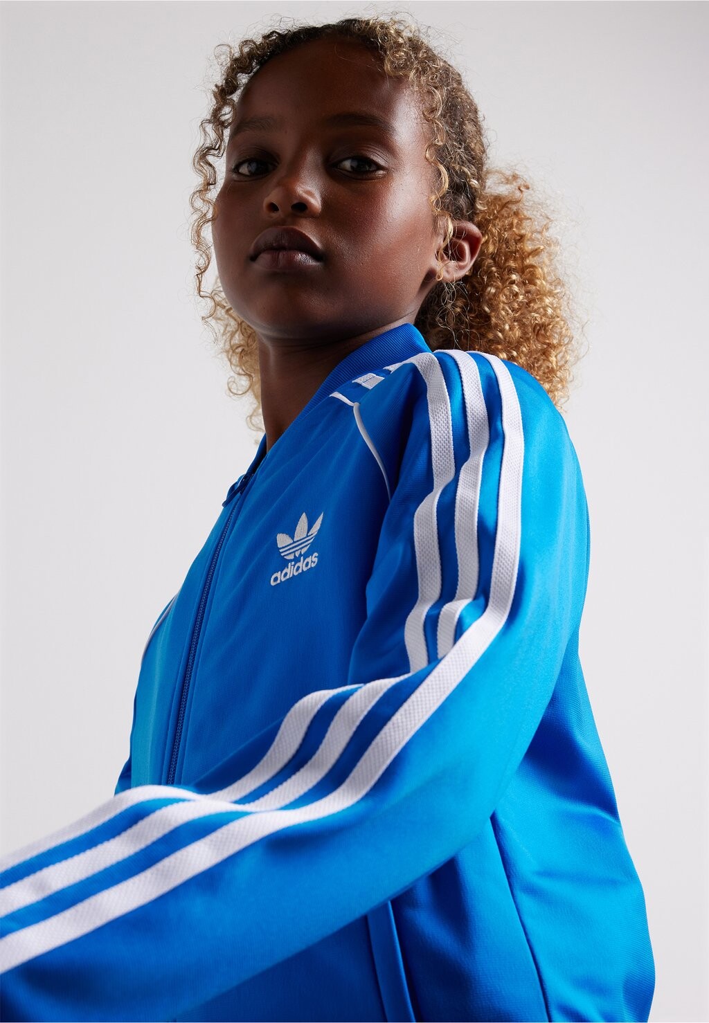 

Куртка тренировочная TRACK UNISEX adidas Originals, цвет bluebird