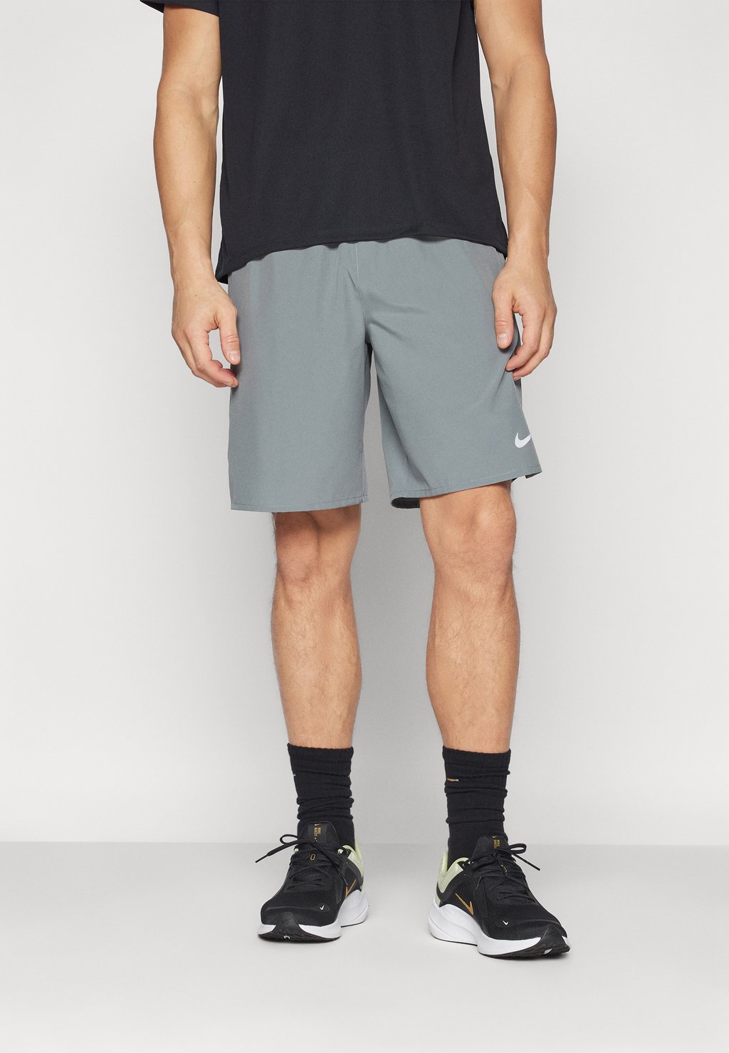 Спортивные шорты CHALLENGER SHORT Nike, цвет smoke grey/black/reflective silver
