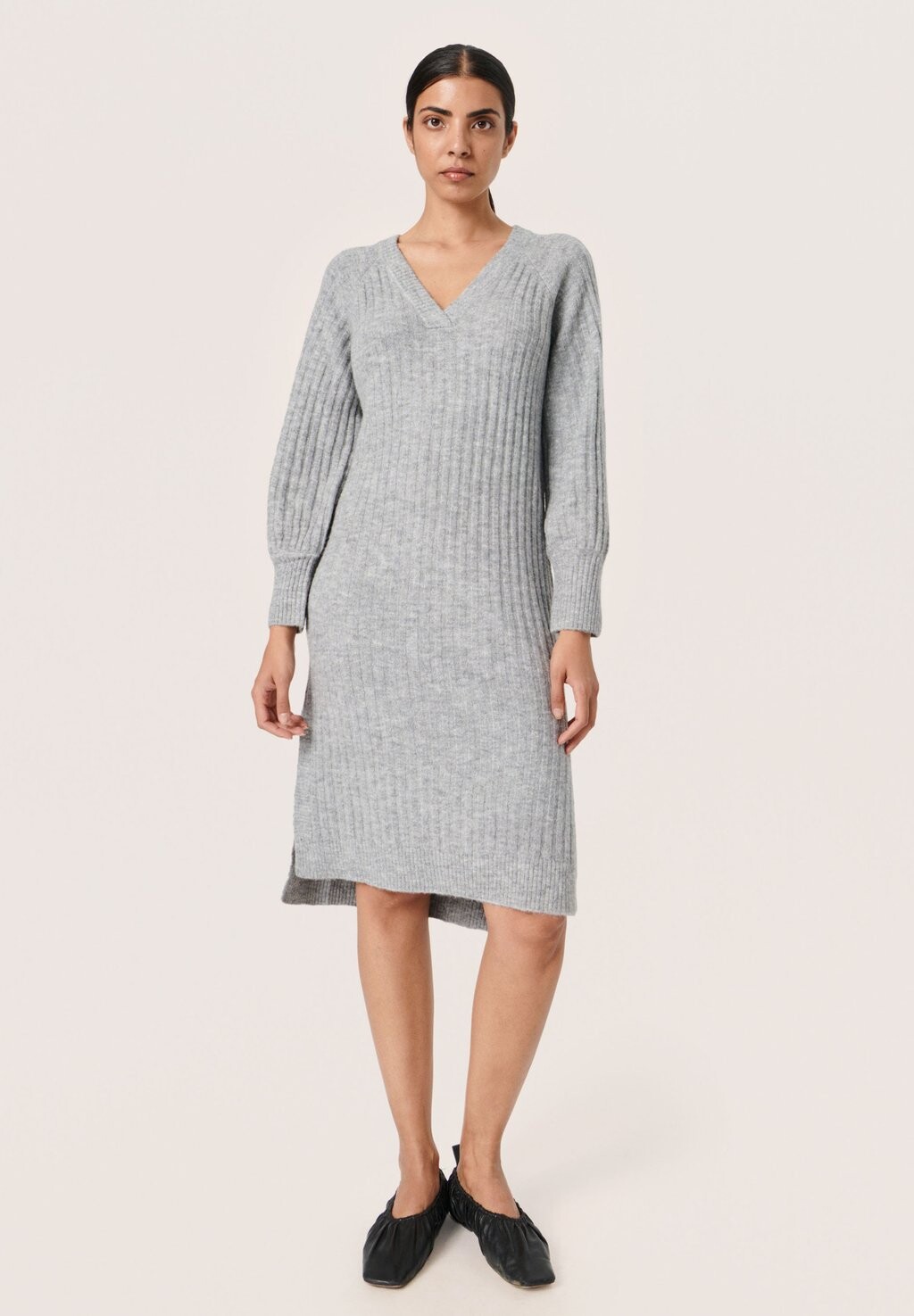 

Трикотажное платье RAKEL V-NECK Soaked in Luxury, нейтральный серый меланж