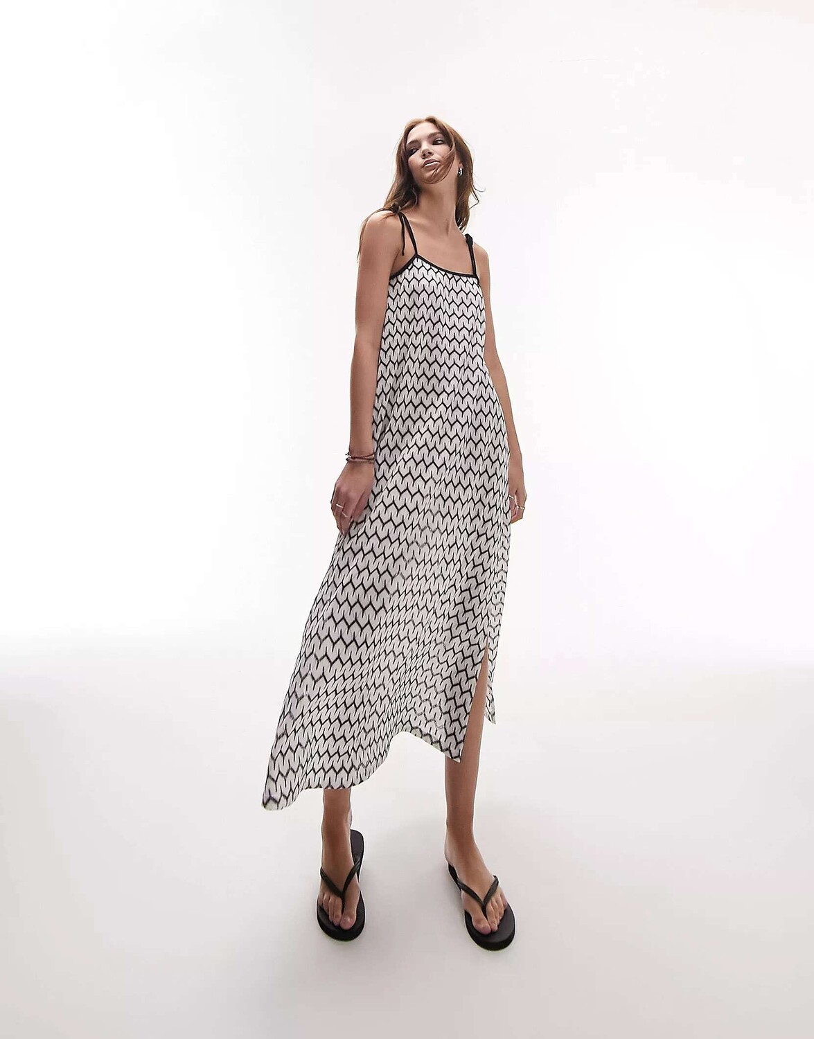 

Монохромное пляжное платье макси с завязками и плечами Topshop