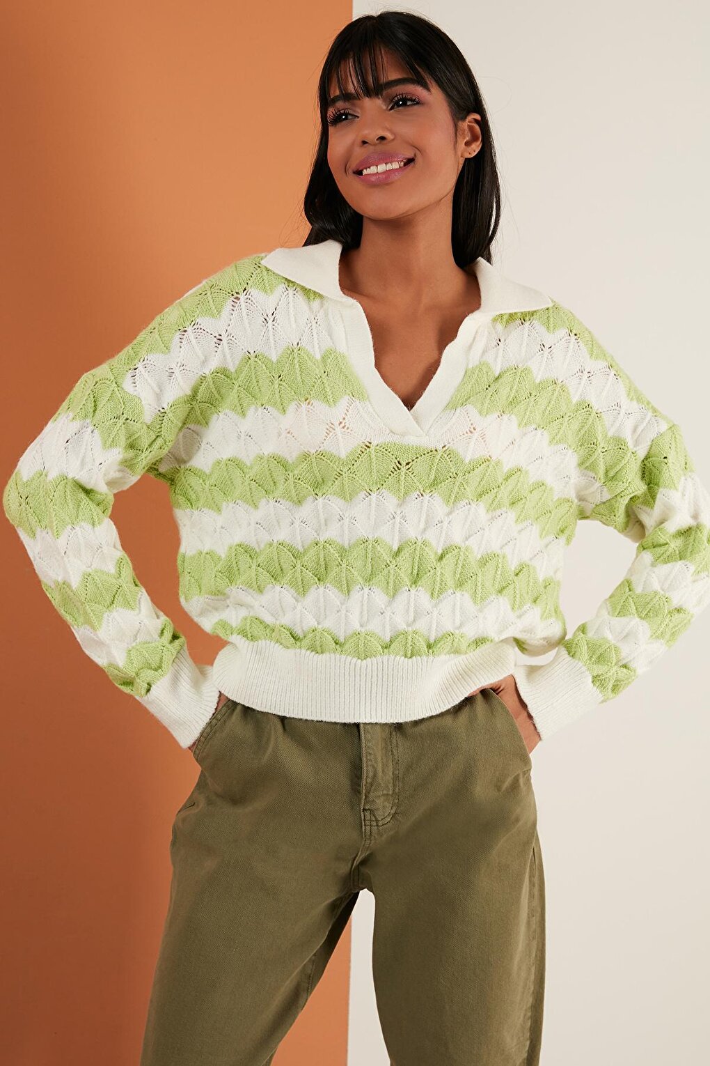 Трикотажный свитер с воротником поло и цветными блоками 63622409 Lela, бежево-зеленый цена и фото