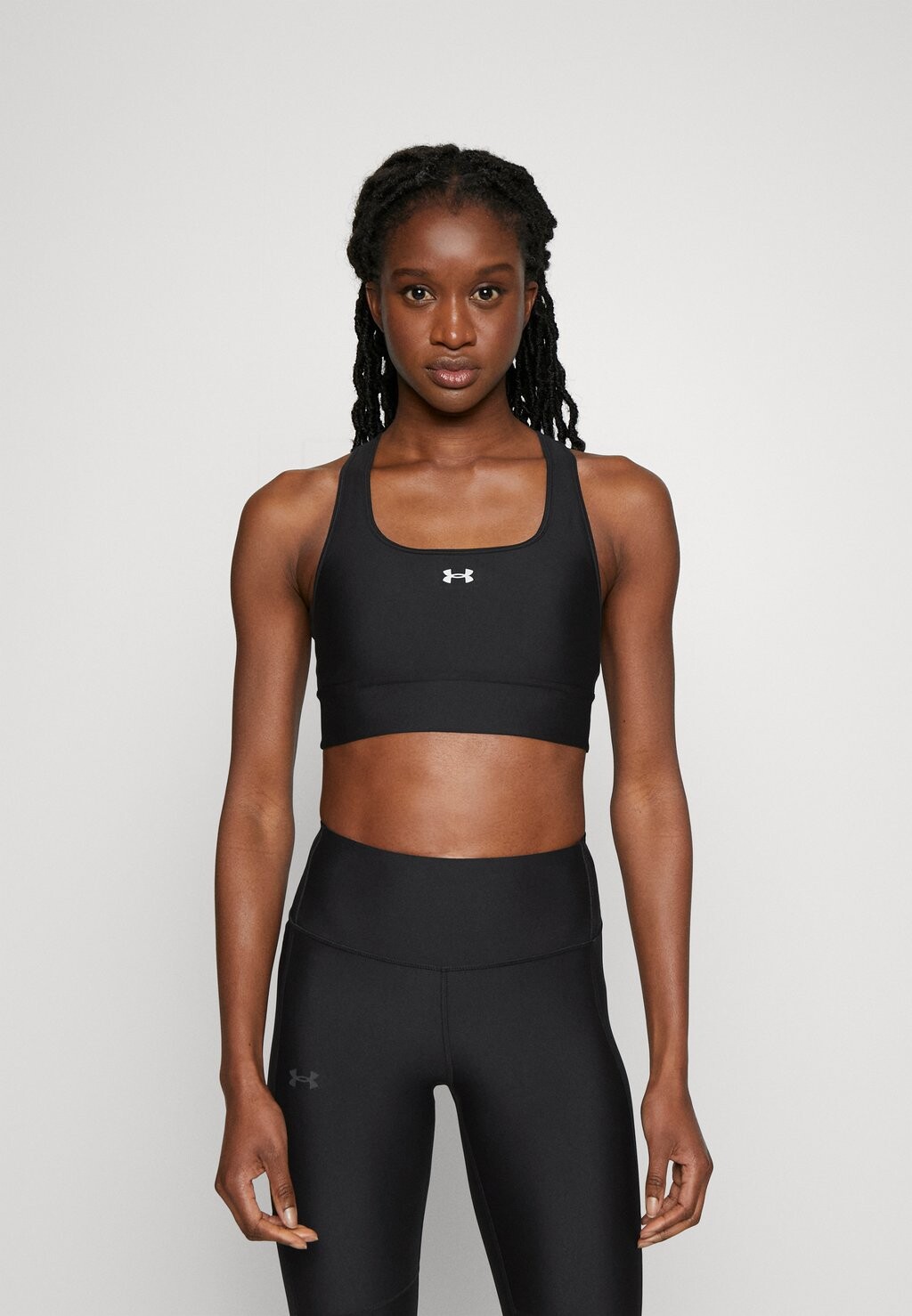

Спортивный бюстгальтер со средней поддержкой Under Armour, черно-белый