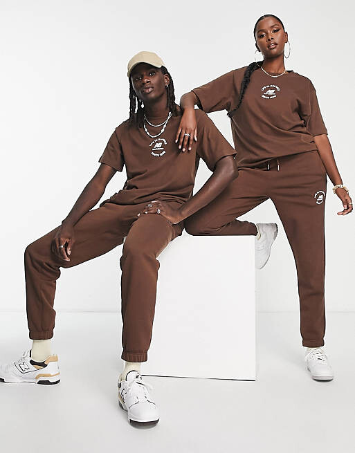 

Коричневая футболка унисекс Life in Balance New Balance, Коричневый