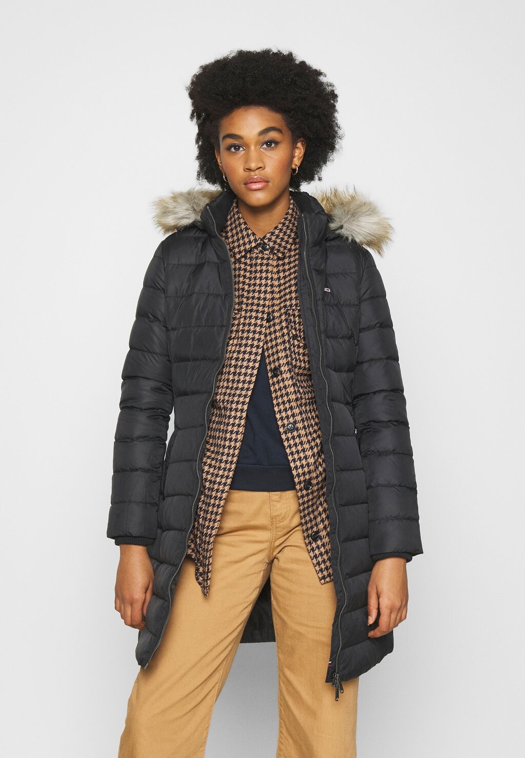 

Пуховик Tommy Jeans, черный