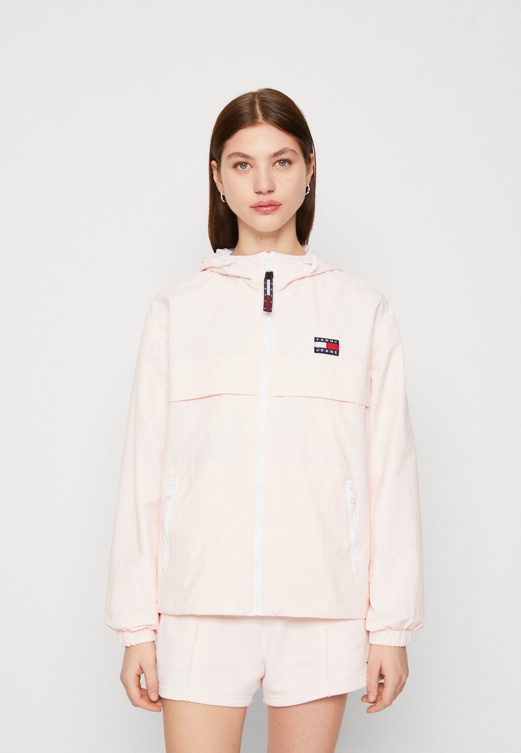 

Ветровка Tommy Jeans