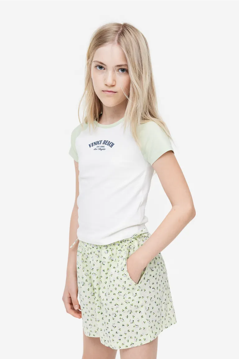

Короткие брюки с оборками H&M, зеленый