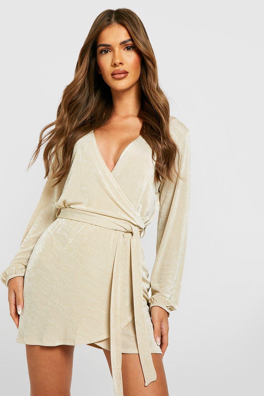 

Платье с запахом и объемным поясом Boohoo, шампанское