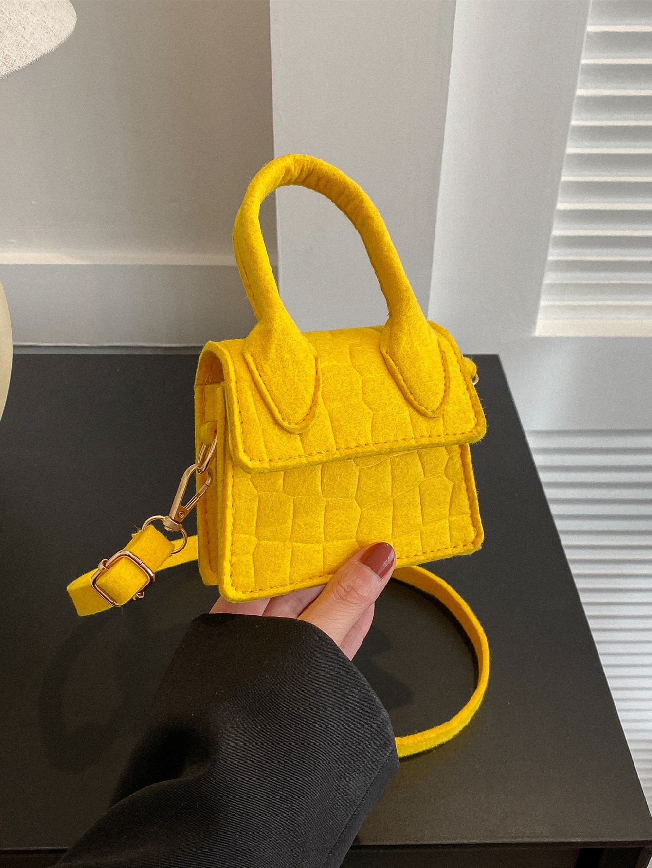 Мини-неоново-желтая квадратная сумка с клапаном с тиснением под кожу крокодила, желтый