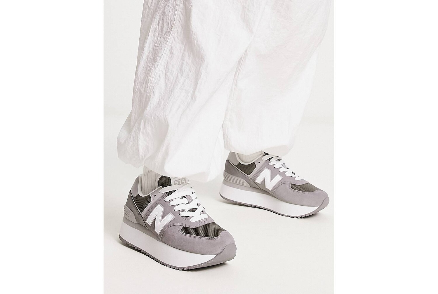 

Темно-серые кроссовки New Balance 574+