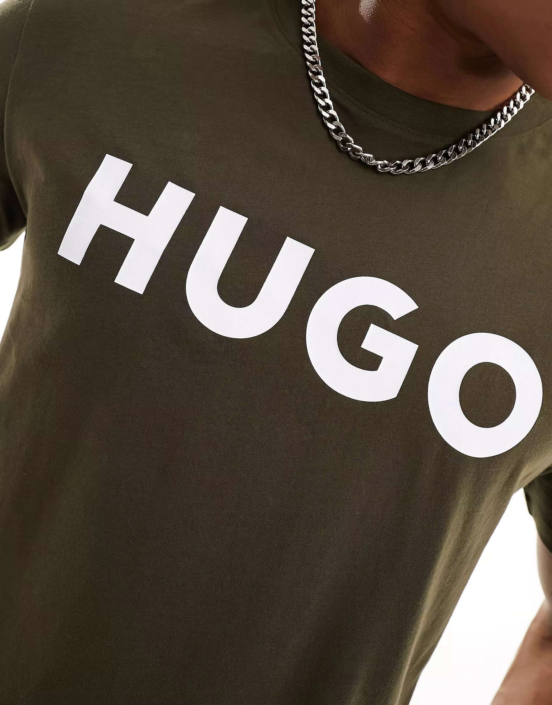 Темно-зеленая футболка с логотипом HUGO Dulivio Hugo Red бежевая свободная футболка унисекс hugo dulivio hugo red