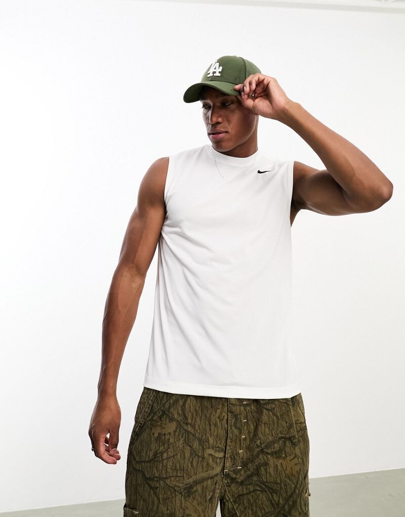 

Белая майка Nike Dri-FIT