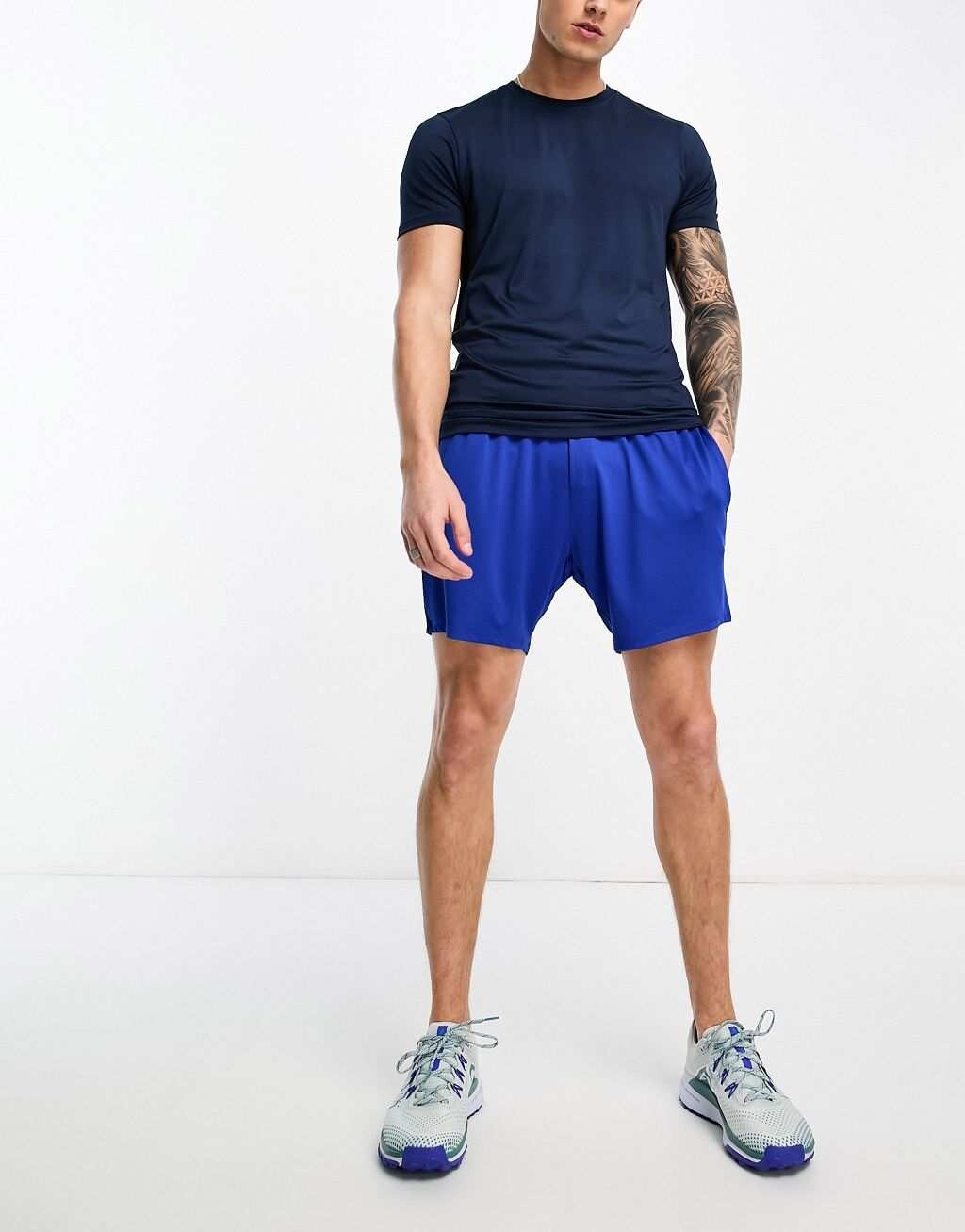 

Синие тренировочные шорты средней длины Threadbare Fitness