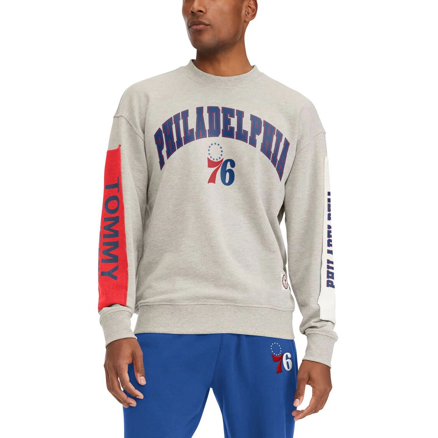 

Мужской серый пуловер Tommy Jeans Philadelphia 76ers James Patch