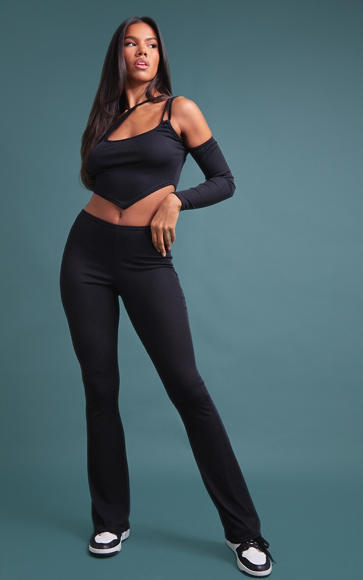

PrettyLittleThing Черные расклешенные брюки в рубчик с заниженной талией