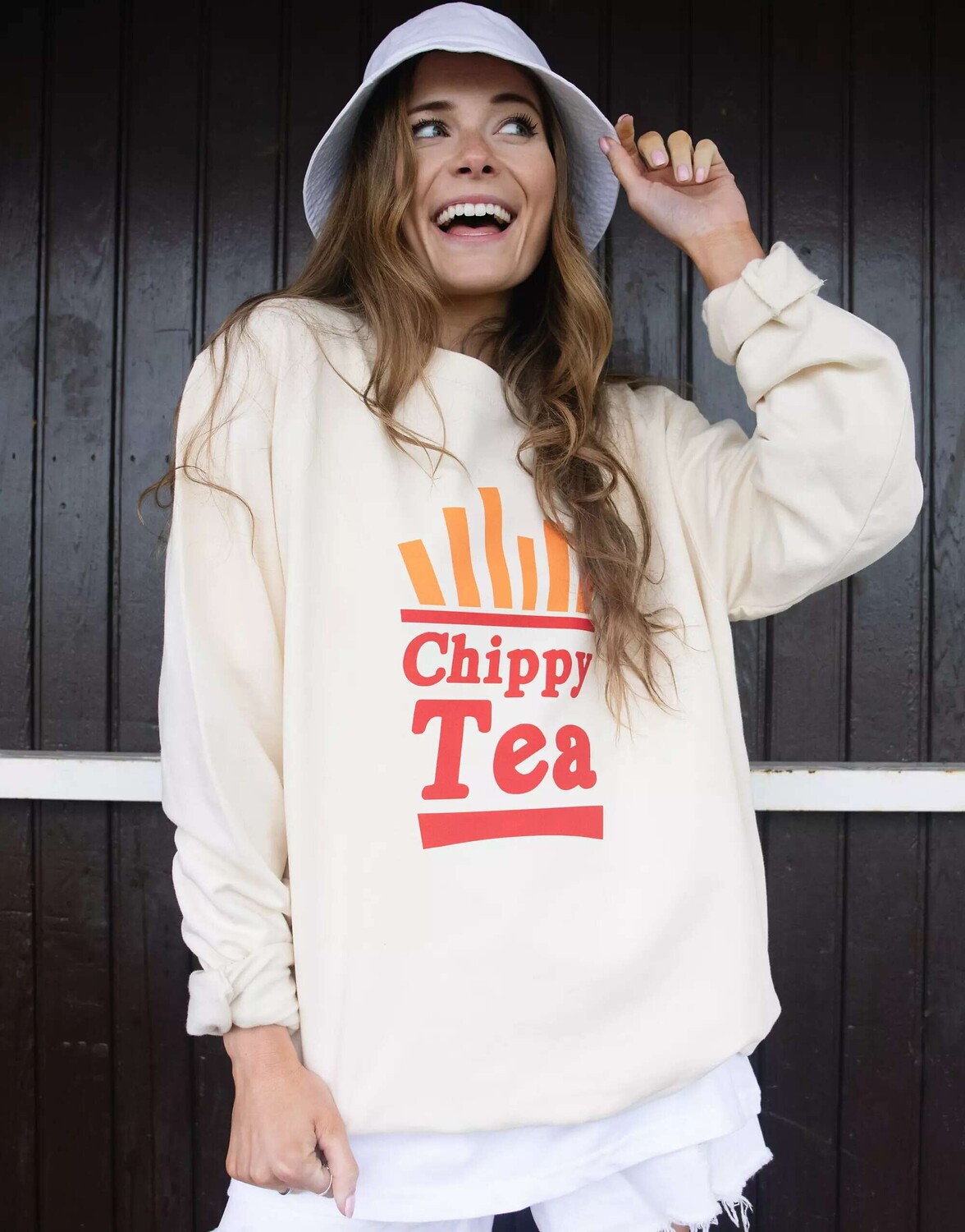 

Свитшот унисекс с надписью Chippy Tea и изображением чипсов Batch1 ванильного цвета