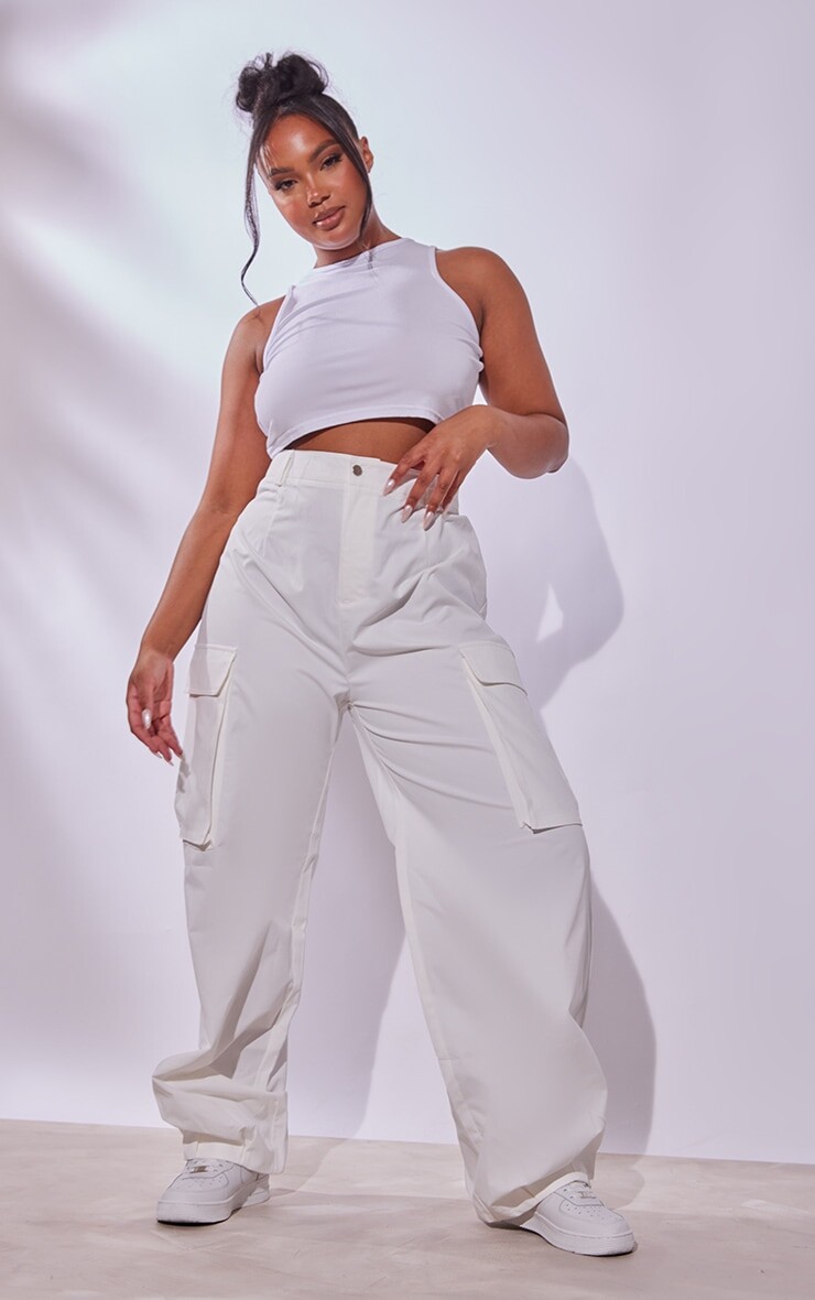 

PrettyLittleThing Плюс белые брюки карго оверсайз с карманами