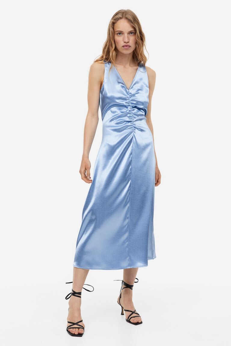 

Атласное платье с рюшами H&M