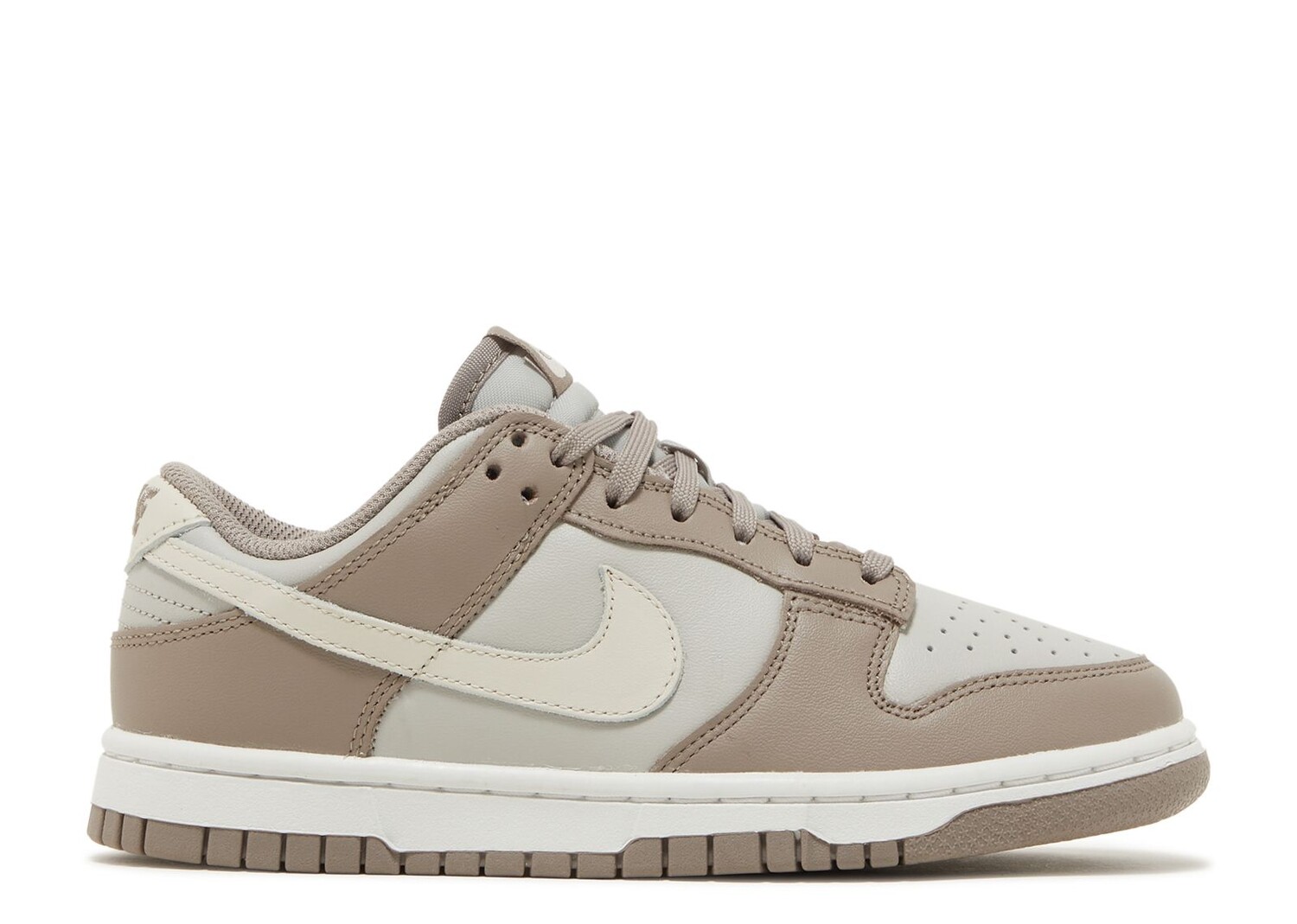 

Кроссовки Nike Wmns Dunk Low 'Moon Fossil', коричневый