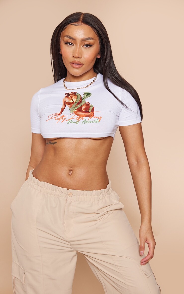 

PrettyLittleThing Укороченная футболка Shape White со змеиным принтом и графикой